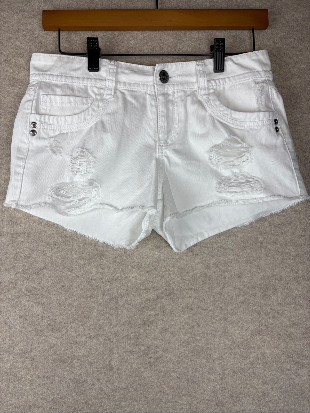 l.e.i. Ashley Low Rise White Distressed Denim Shorts Size 3 Y2K Style